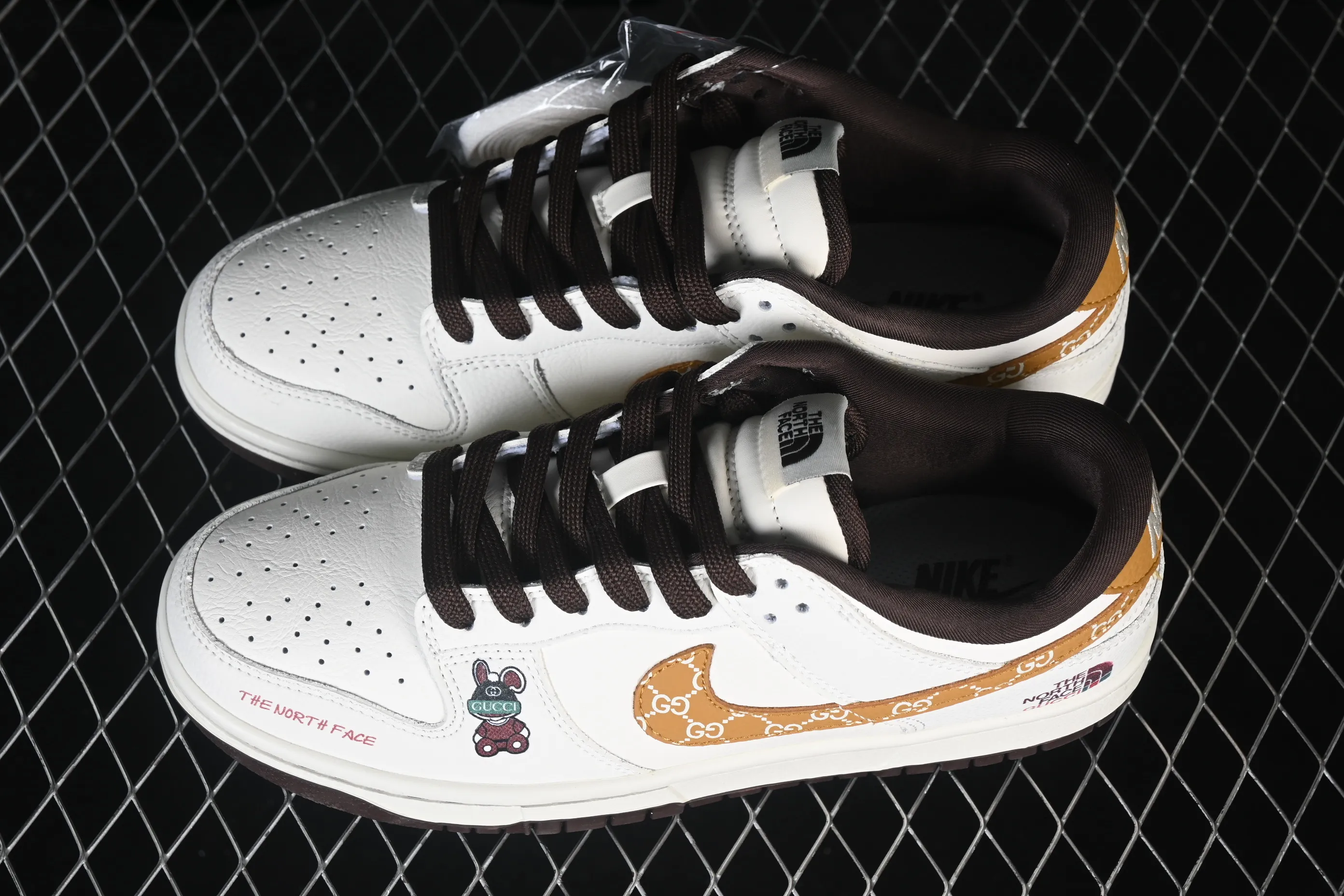 All categories Nk SB Dunk Series Nk SB Dunk Low High-end customized low-top sneakers Nike SB Dunk Low joint white, black and brown High-end customized low-top casual sneakers YF9511-916